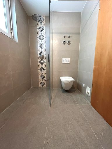 Neues Bad mit Dusche und Toilette